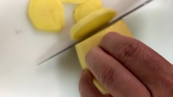 厨师快切土豆 能切碎食物和薯片 — 图库视频影像