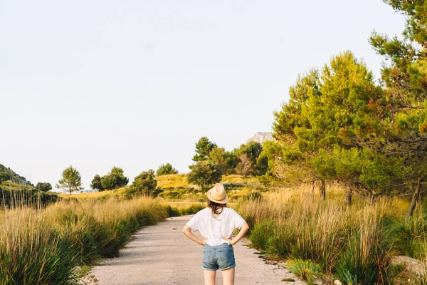 Traveling Girl Hat Wild Concept Freedom Going Out Nature — Stock Photo, Image