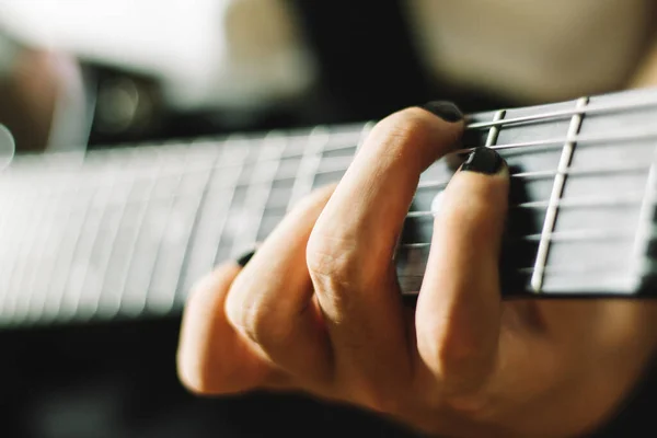 Крупним Планом Рука Грає Гітарі — стокове фото