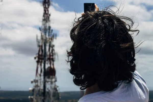 Homme Tenant Téléphone Devant Une Antenne Concept Technologie — Photo