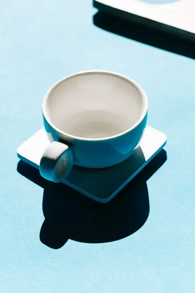Teetassen Auf Blauem Hintergrund Minimalistisches Frühstück Foto — Stockfoto