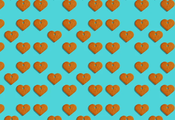 Un patrón de corazones de galletas sobre fondo azul — Foto de Stock