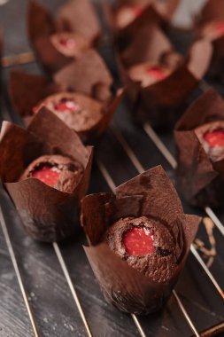 Çilek reçelli ev yapımı kek pişiriyorum. Ev yapımı pişirme..