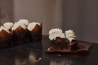 Çilek reçelli ev yapımı kek pişiriyorum. Ev yapımı pişirme..