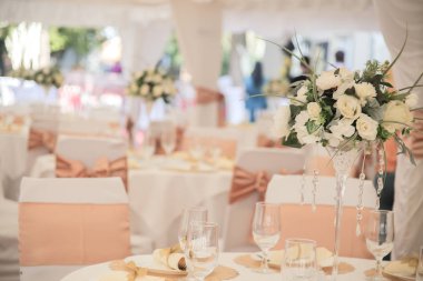 Düğün için çiçekler ve gözlük dekorasyon masası