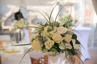 Düğün için çiçekler dekorasyon tablo