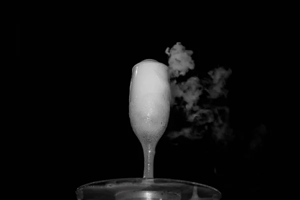 Şampanyalı Soğuk Buz Dumanı Ile Dolu Şampanya Camı — Stok fotoğraf