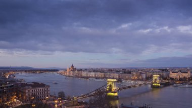 Günün son güneş ışığı ile aydınlatılmış parlak parlamento ile Budapeşte Cityscape.