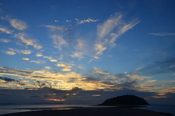 Sunset ufuk deniz suyu manzara. Gün batımı deniz ufuk panoraması. Gün batımında turuncu gün batımı deniz ufku görünümü