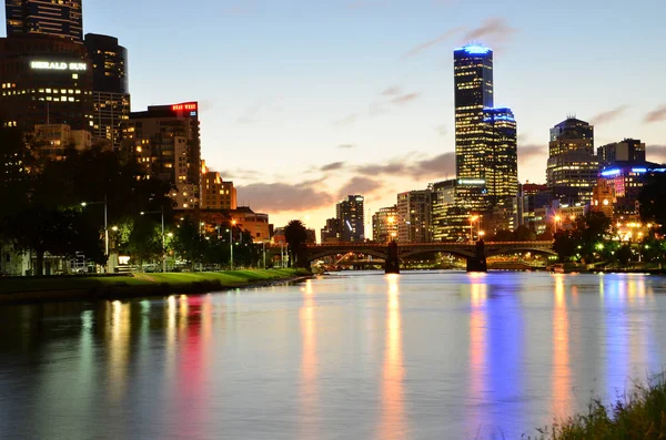 Melbourne Cbd Yarra Nehri gece Northbank üzerinde