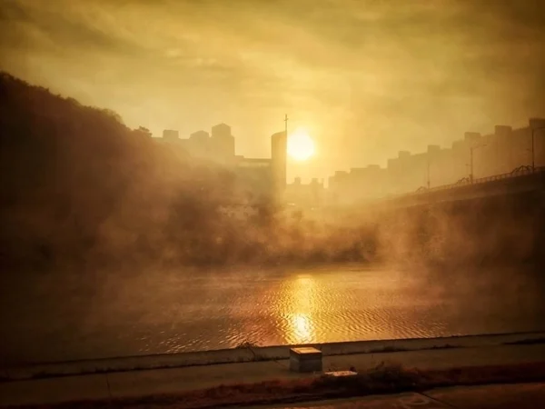 Туманное Утро Над Спящим Городом Светлый Восход Солнца Отражается Спокойной — стоковое фото