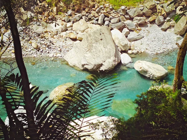 Río Azul Exótico Claro Que Fluye Través Rocas Piedras Bellamente —  Fotos de Stock