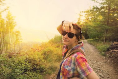 Kız güneşli bir günde güneş gözlüğü ile serin görünümlü