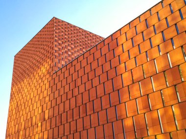 Panellerden yapılmış modern bina parlak turuncu cephe