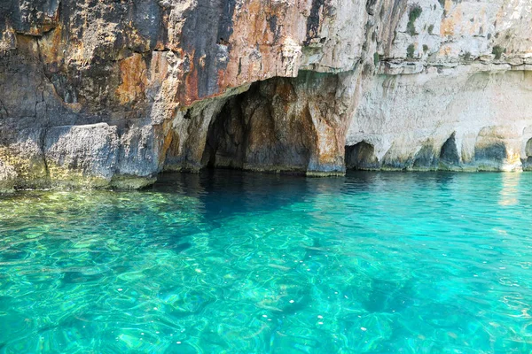 Entrada de caverna em mar azul claro Fotos De Bancos De Imagens
