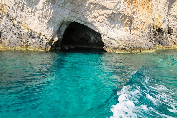 Entrada de caverna em mar azul claro Fotos De Bancos De Imagens