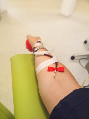 El ve sıkışmış iğne donör kan plazması görünümü