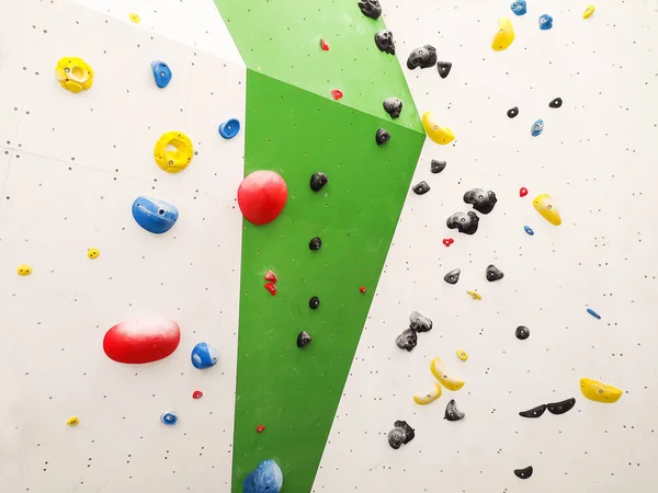 Textura abstrata da parede de escalada interior verde e alças de escalada coloridas Imagens De Bancos De Imagens