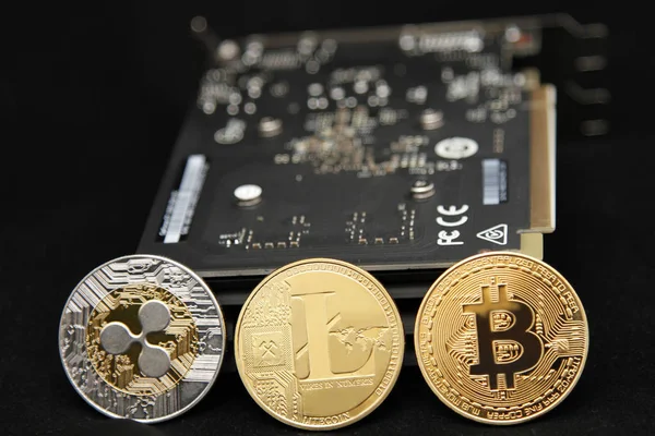 Bitcoin, dalgalanma ve siyah arka plan üzerine izole grafik kartı ile litecoin