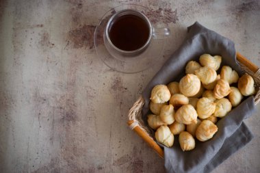 Masadaki sepette iştah açıcı vurgunculuk. Güzel bir arka plan üzerinde sıcak espresso Bir Fincan.