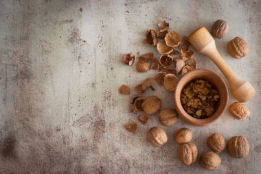 Harçta ceviz çekirdekleri. Güzel bir arka plan üzerinde masada Kabuk ve bütün ceviz.