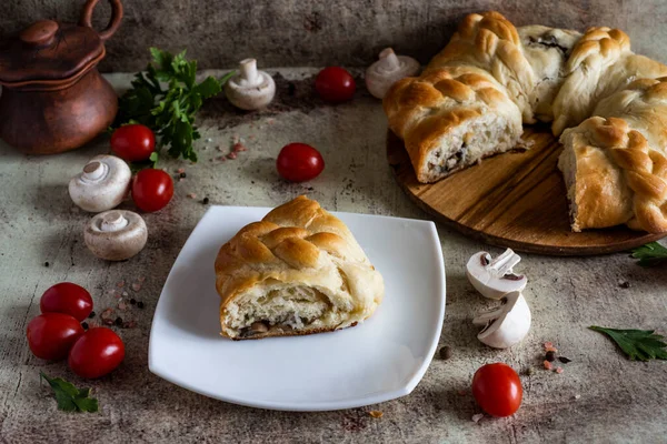 Pezzo Torta Lievito Con Funghi Piatto Bianco Sfondo Grigio Una — Foto Stock