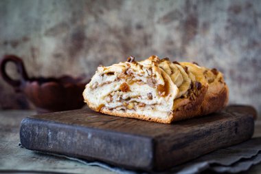 Fındıklı, kuru üzümlü ve tahta üzerinde reçelli hasır turta.