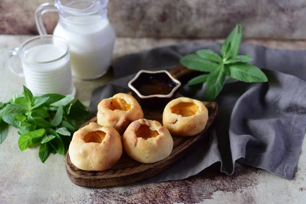 Kayısılı peynirli kekler tahta bir tahtada gri bir arka planda.