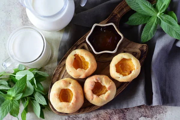 Ahşap bir tahtada kayısı ile lezzetli kayısı. Yukarıdan görünüşü