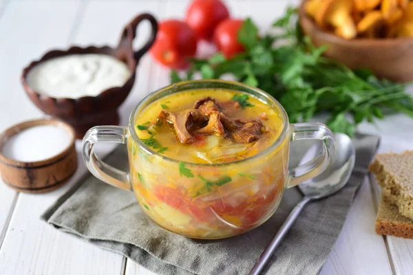A hearty lunch: Mushroom soup in a glass plate on a white table — Stock Image Hearty Lunch Mushroom Soup Glass Plate White Table Stock Image