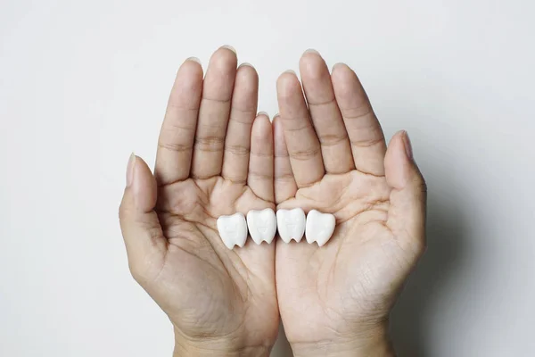 Modelo Isolado Dentes Bons Segure Mão Cuide Seus Dentes Saudáveis — Fotografia de Stock