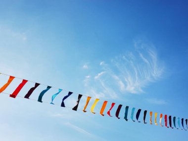 Renkli Kumaş Serisi ile Yazın Mavi Gökyüzü                                                                                                                           