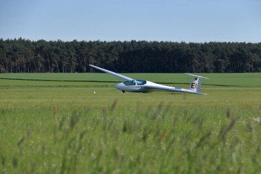 Fırtınaya doğru uçan bir planör