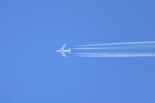 Um avião 380 no céu azul — Fotografia de Stock