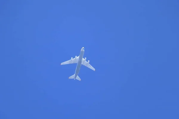 Antonov Avião no céu azul — Fotografia de Stock