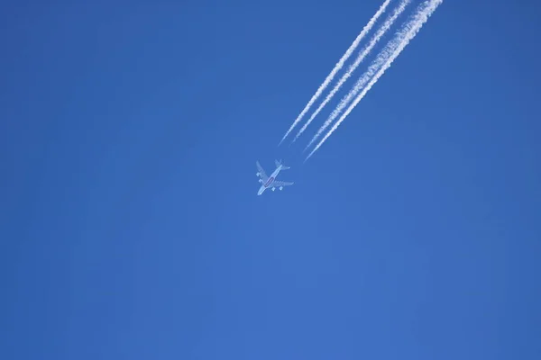 Um avião 380 no céu azul — Fotografia de Stock