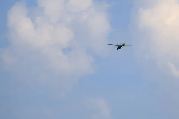 Sport Airplane no céu azul — Fotografia de Stock