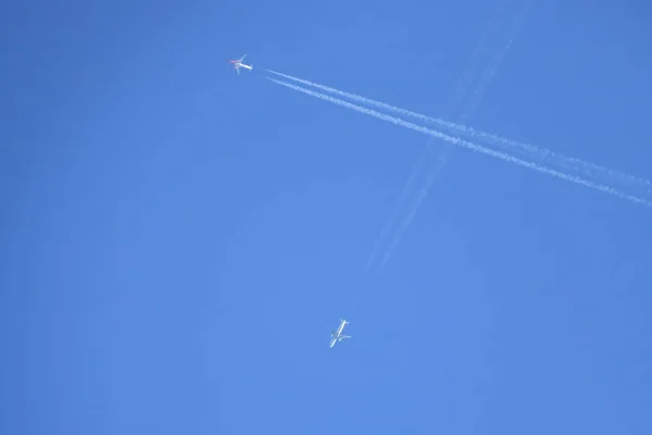 Cruzando aviões no céu azul — Fotografia de Stock