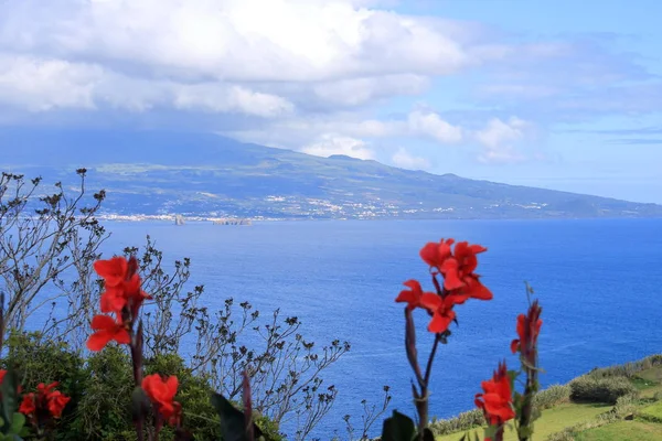 La hermosa isla Faial en las Azores (Portugal) y Pico — Foto de Stock