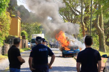 Polisle yolda yanan araba