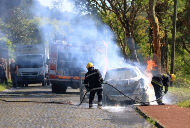 İtfaiye ile yolda yanan araba