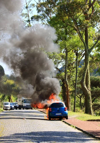 Brûler une voiture sur la route — Photo