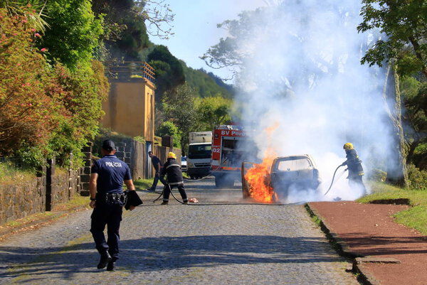 Сожжение машины на дороге с полицией и пожарными
