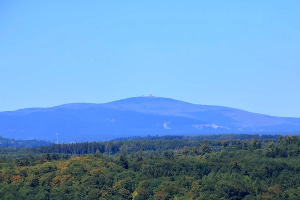 Beskåda på landskap av den Harz berg med och högst toppmöte Brocken, Tyskland — Stockfoto