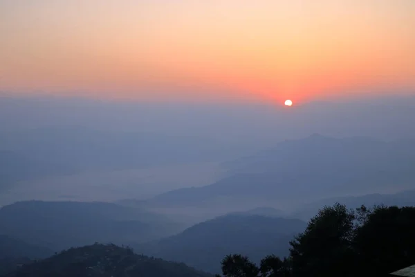 Kaunis ensimmäinen valo auringonnoususta Himalajan vuoristossa, Nepalissa — kuvapankkivalokuva