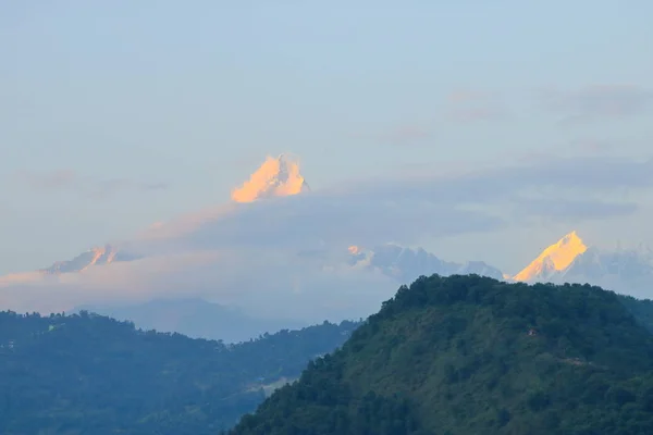 夕方の眺め、ネパール、ポカラからアンナプルナ山脈の夕日 — ストック写真