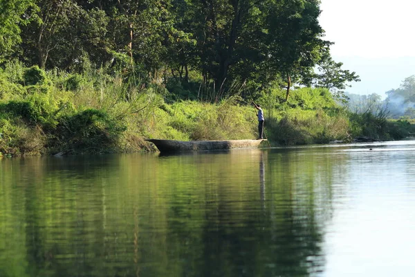 Man ahşap tekne Pirogues üzerinde Rapti Nehri üzerinde Safari Kano, Chitwan Milli Parkı, Nepal — Stok fotoğraf