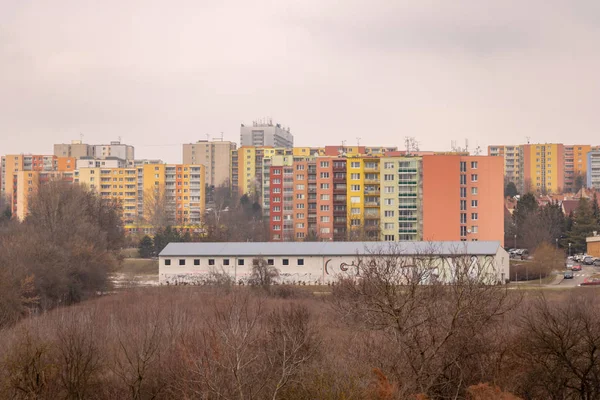 共産主義社会主義建築アパートの社会的な住宅の建築の詳細とパターン。社会主義時代の住宅地区、市街地のファサードの肖像画。ブルノ( チェコ) — ストック写真