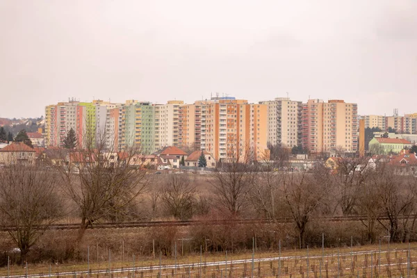 Kommunista szocialista építészet. Az apartmanok építészeti részletei és a társadalmi lakónegyed mintája. A városi épület homlokzatának a szocialista-kori lakótelep portréja. Brno, Csehország — Stock Fotó