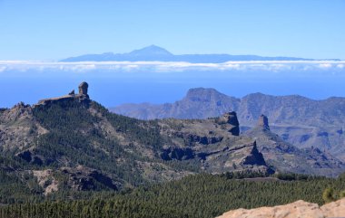 Düşük Roque Nublo yanardağ Teide ile bir Tenerife ada Gran Canaria Pico de las Nieves en yüksek zirvesinde amijin görünümü. Canary Islands, Ispanya